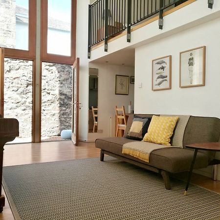 Central Mezzanine Apartment In Historic School Edinburgh Exterior photo