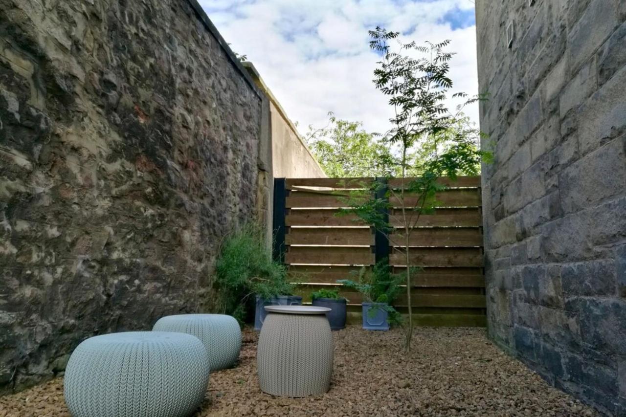 Central Mezzanine Apartment In Historic School Edinburgh Exterior photo