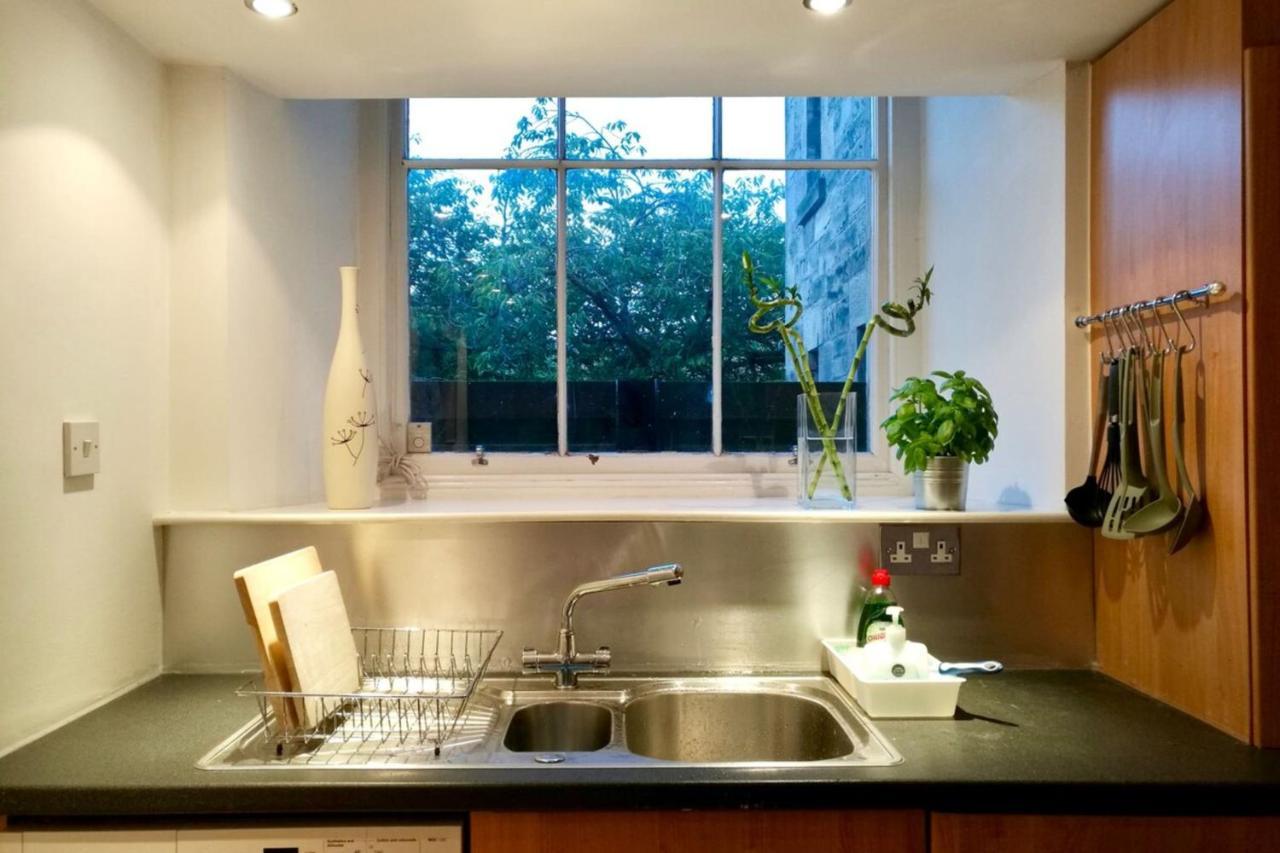 Central Mezzanine Apartment In Historic School Edinburgh Exterior photo