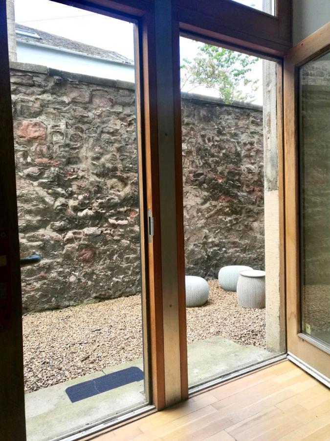 Central Mezzanine Apartment In Historic School Edinburgh Exterior photo